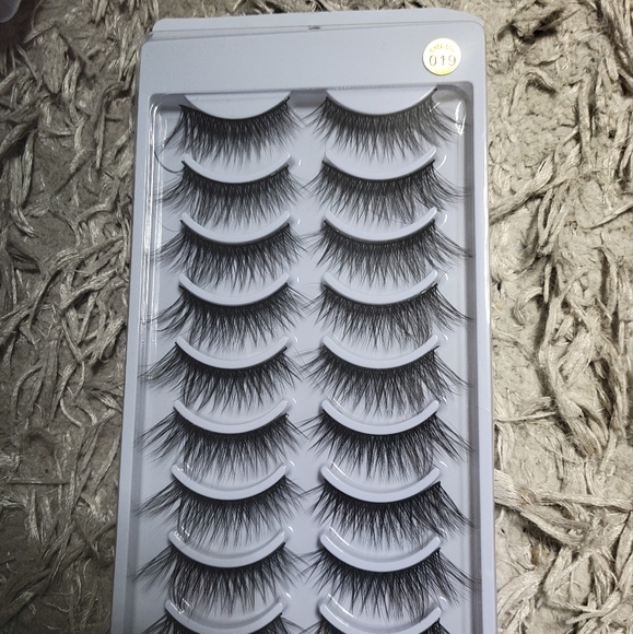 False eyelashes - Picture 1 of 3